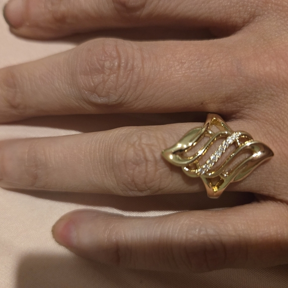 21kgp Dubai Jewelry -Gold Geometric Split Band Ring with Emerald-Cut Stone - Picture 2 of 7